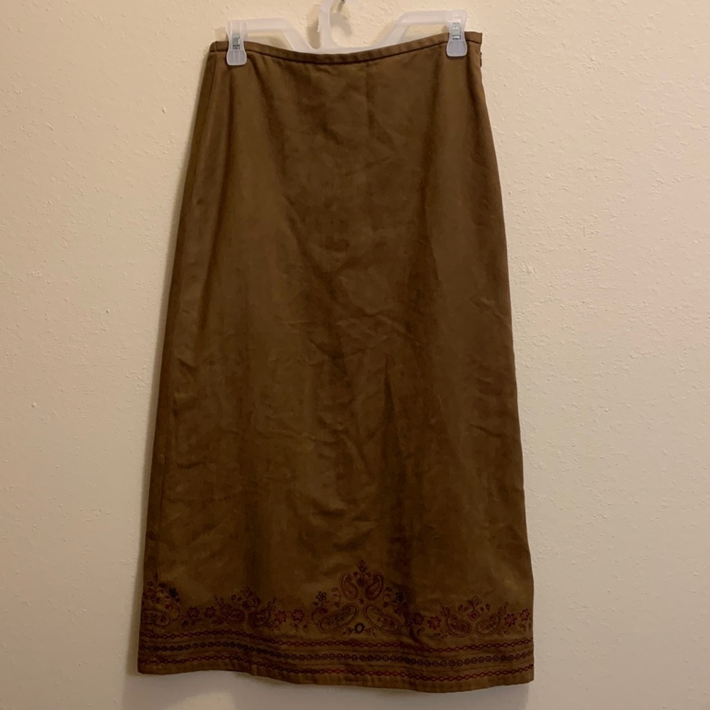 Brown suede skirt with paisley embroidery